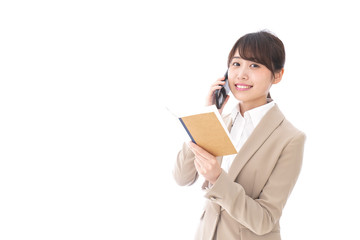 Obraz premium 電話でコミュニケーションするビジネスウーマン