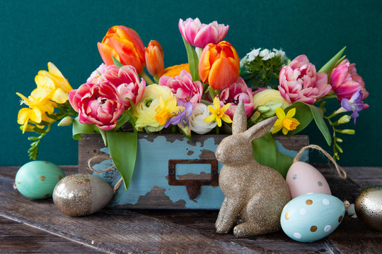 Froehliche Dekoration zu Ostern