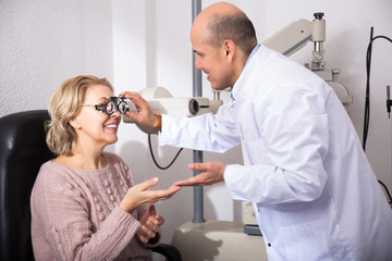 Obraz premium Ophthalmologist checking eyesight at the female pensioner