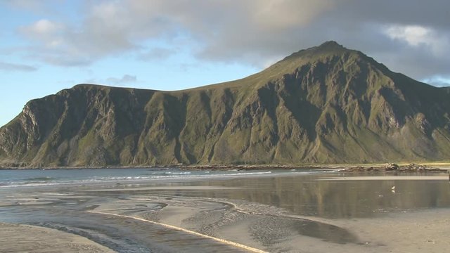 Norwegen, Lofoten, Flakstad, Skagsanden, Sandstrand, Ebbe, Wellen, Abend, Spiegelbild, spiegeln, Sonne, Sonnenuntergang, Abend, Abendsonne, Fjord, Vareidsundet, Vikten,