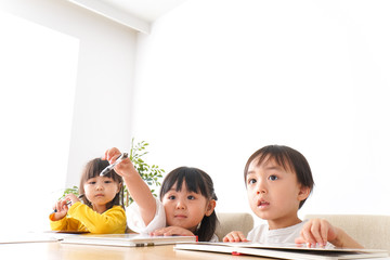 勉強をする乳幼児