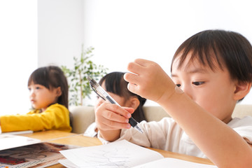 勉強をする乳幼児