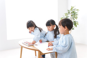 幼稚園でお絵かきをする子どもたち