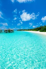 Rolgordijnen Tropisch strand tropisch eiland Malediven met wit zandstrand en zee