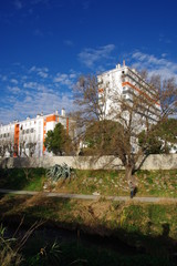 B&acirc;timent moderne blanc et rouge et ciel bleu dans un lotissement d'une ville de France 