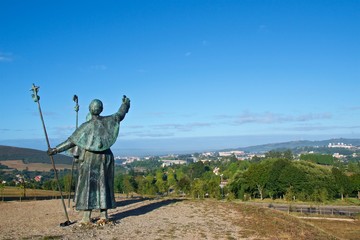 Plakat Statues of Pilgrims pointing the cathedral on Monte do Gozo in Santiago de Compostela, Spain