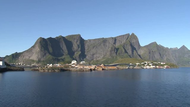 Norwegen, Lofoten, Reine, Fjord, Reinefjorden, Vestfjorden, Moskenes, Moskenes&oslash;ya, Kvalvika, Hamn&oslash;ya, Hamn&oslash;y, Hafen, Fischerdorf, Boot, Fischkutter, K&uuml;ste, Gipfel,