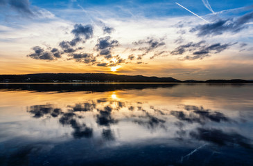 Fototapeta na wymiar Sonnenuntergang mit schöner Wolkenstimmung am Bodensee 