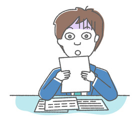 書類を確認して驚く男性	
