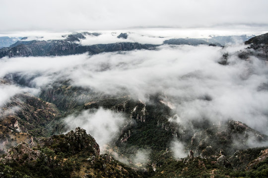 Barrancas del cobre con niebla en Chihuahua, México 