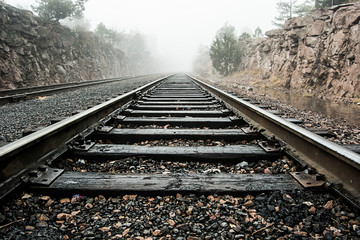Vías del tren con niebla en Divisadero, Chiahuahua México
