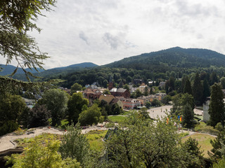 Fototapeta premium Badenweiler von der Burgruine Baden mit Blick auf Pauluskirche, Evangelische Kirchengemeinde