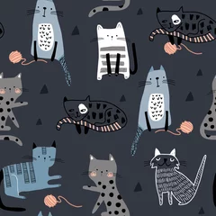 Tapeten Nahtloses Muster mit verschiedenen lustigen Katzen und Wollknäueln. Kreative kindliche Textur. Ideal für Stoff, Textil-Vektor-Illustration © solodkayamari