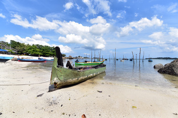 Fototapeta premium Traditional fishing boats at Pantai Tanjung Kelayang Beach, Belitung Island, Indonesia