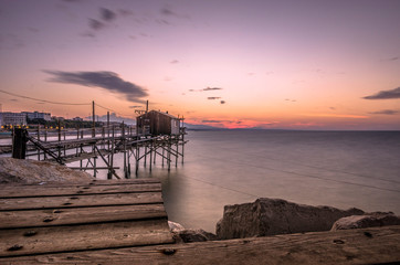 Bellissimo panorama marino con veduta di un trabucco al tramonto