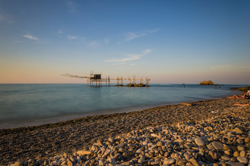 Bellissimo panorama marino con veduta di un trabucco al tramonto