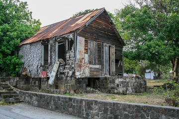 Fototapeta na wymiar Old wooden cabin for sale - house on the island of Sint Eustatius (before the hurrican Irma of 2017)