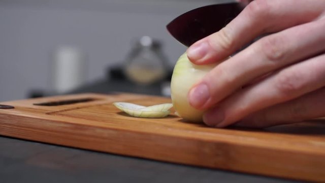 Zwiebeln schneiden mit Kochmesser