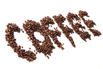 caffè  in grani con scritta caffè su sfondo bianco