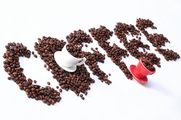 caffè in grani con scritta caffè su sfondo bianco