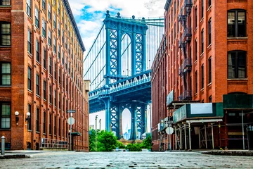 Foto op Plexiglas Manhattan Manhattan Bridge tussen Manhattan en Brooklyn over East River gezien vanuit een smal steegje omsloten door twee bakstenen gebouwen op een zonnige dag in Washington Street in Dumbo, Brooklyn, NYC