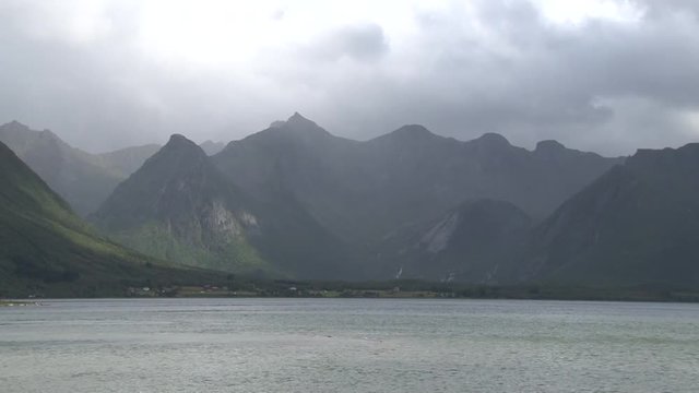 Laukvik, V&aring;gan, Bucht, Licht, Sonne, Lofoten, Grunnf&oslash;rfjorden, Fjord, 888, Fv 888, Fv888, Norwegen, Nordland, Herbst, Sturm, Wind, bedeckt, Wolken, herbstlich, Jahreszeit