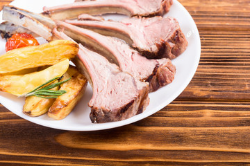 Grilled rack of lamb with potatoes