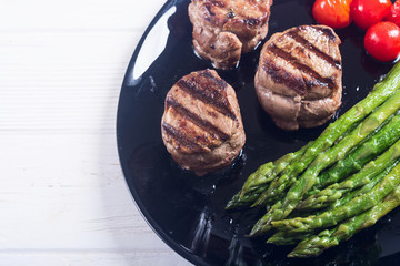 Grilled filet mignon with asparagus and tomatoes