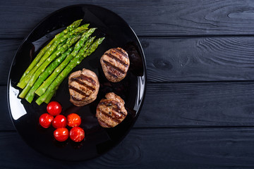 Grilled filet mignon with asparagus and tomatoes