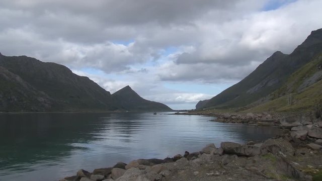 Norwegen, Lofoten, Nesland, Skjelfjorden, Fjord, Fv 803, 803, Fv803, Stromleitung, Mast, Leitungstrasse, Spiegelbild, Meer, Flakstad, Flakstad&oslash;ya, Stra&szlig;e, Gipfel, Berg, steil,