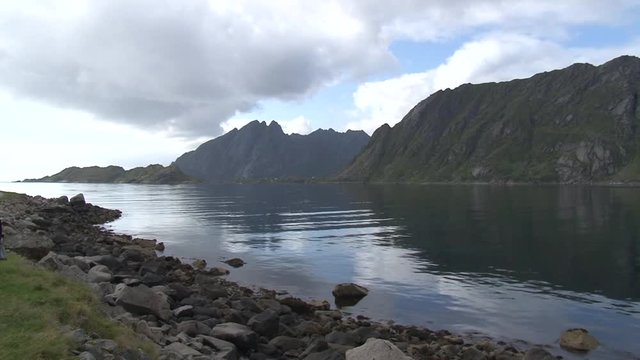 Norwegen, Lofoten, Nesland, Skjelfjorden, Fjord, Fv 803, 803, Fv803, Stromleitung, Mast, Leitungstrasse, Spiegelbild, Meer, Flakstad, Flakstad&oslash;ya, Stra&szlig;e, Gipfel, Berg, steil,