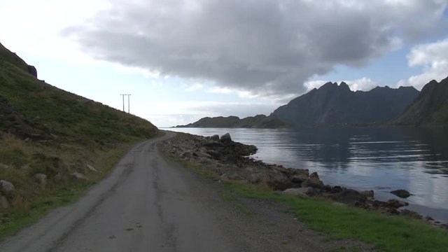 Norwegen, Lofoten, Nesland, Skjelfjorden, Fjord, Fv 803, 803, Fv803, Stromleitung, Mast, Leitungstrasse, Spiegelbild, Meer, Flakstad, Flakstad&oslash;ya, Stra&szlig;e, Gipfel, Berg, steil,