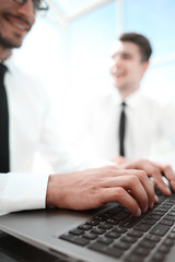 Obraz premium Businessman working with financial data on laptop computer