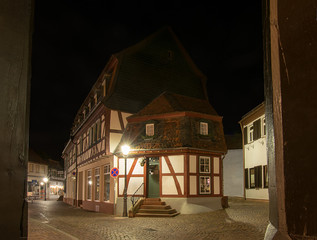 Nachtaufnahme in der Altstadt von Seligenstadt, Kreis Offenbach, Hessen, Deutschland 