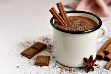  Zelfgemaakte warme chocolademelk in een witte emaille mok. © lilechka75