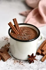 Gordijnen Zelfgemaakte warme chocolademelk in een witte emaille mok. © lilechka75