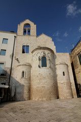 Fototapeta na wymiar Trani (Puglie); l'abside della chiesa romanica di Ognissanti