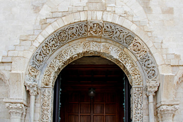 Fototapeta na wymiar l'arco del portale maggiore della Cattedrale di Trani (Puglie)