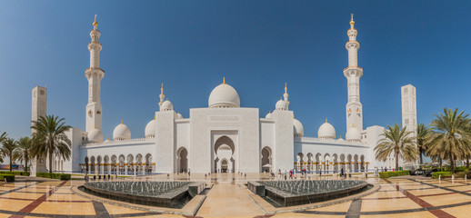 Fototapeta na wymiar ABU DHABI, UAE - MARCH 9, 2017: View of Sheikh Zayed Grand Mosque in Abu Dhabi