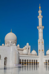 Fototapeta na wymiar Courtyard of Sheikh Zayed Grand Mosque in Abu Dhabi, the capital city of the United Arab Emirates