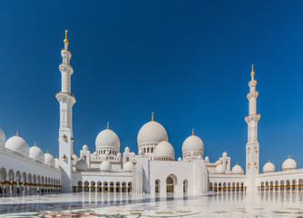 Fototapeta na wymiar Courtyard of Sheikh Zayed Grand Mosque in Abu Dhabi, the capital city of the United Arab Emirates