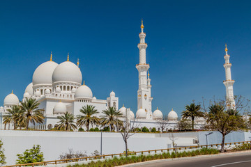 Fototapeta na wymiar Sheikh Zayed Grand Mosque in Abu Dhabi, the capital city of the United Arab Emirates