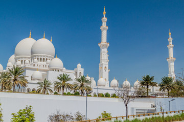 Fototapeta na wymiar Sheikh Zayed Grand Mosque in Abu Dhabi, the capital city of the United Arab Emirates