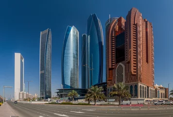 Foto op Plexiglas Uitzicht op wolkenkrabbers in Abu Dhabi, Verenigde Arabische Emiraten © Matyas Rehak