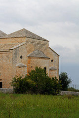 Fototapeta premium l'abside della chiesa di Ognissanti nella campagna di Valenzano (Puglie)