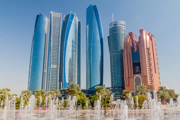Poster Im Rahmen Blick auf Wolkenkratzer in Abu Dhabi, Vereinigte Arabische Emirate © Matyas Rehak