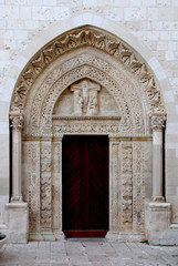 Fototapeta na wymiar Cattedrale dell'Assunta a Conversano (Puglie); primo portale sul fianco nord