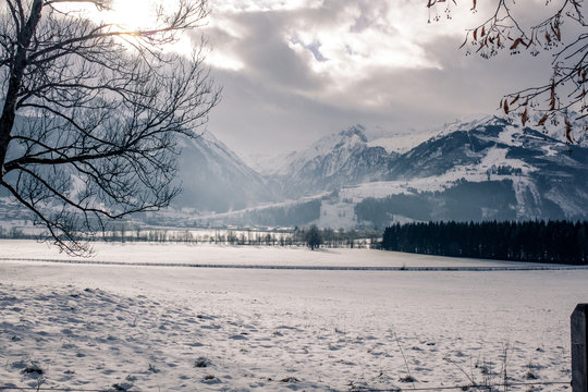 Verschneite Gebirge und St&auml;dte in &Ouml;sterreich