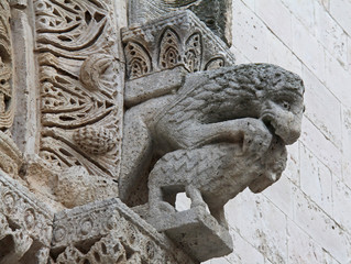 Cattedrale dell'Assunta a Conversano (Puglie); leone che assale una pecora; arco del portale maggiore