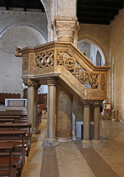 Cattedrale dell'Assunta a Conversano (Puglie); il pulpito in marmo traforato